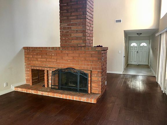 Tall ceiling with lots of air and light in living and dining rooms