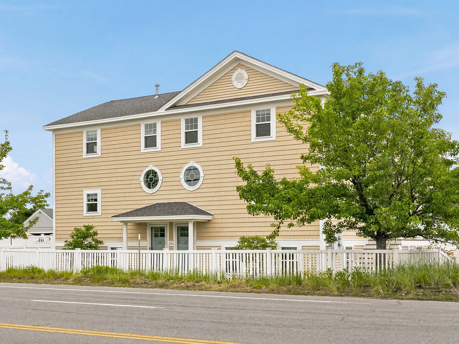 4 bed, $2,900 — Photo 2
