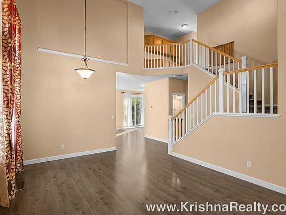 3rd image of 1016 NE Creeksedge Dr