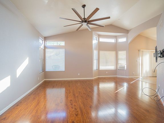 5th image of 915 E Mission Dr