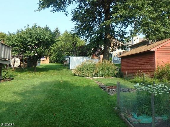 3rd image of 122 Greglawn Dr
