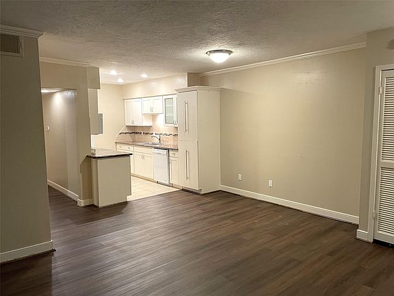 4th image of 2224 S Piney Point Rd APT 114