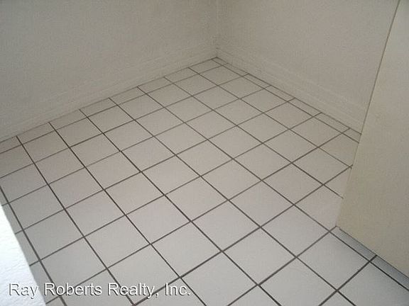 3rd image of 910 W 41st St APT 06