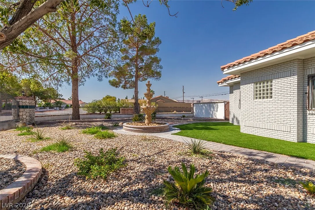 5 bed, 5.0 bath, 3623 sqft, $5,900 — Photo 4