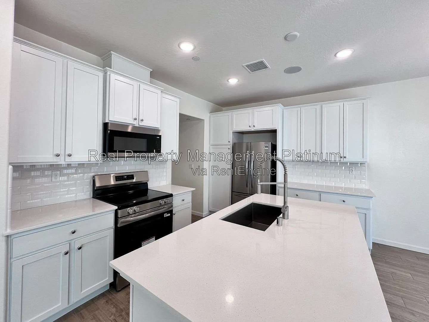 3 bed, 2.5 bath, 1412 sqft, $2,595 — Photo 2