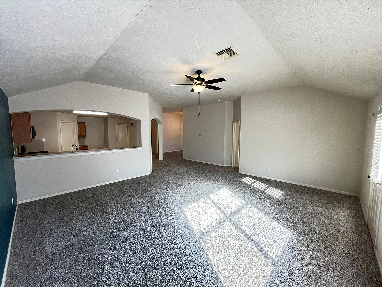 3 bed, 2.0 bath, 1909 sqft, $1,795 — Photo 4