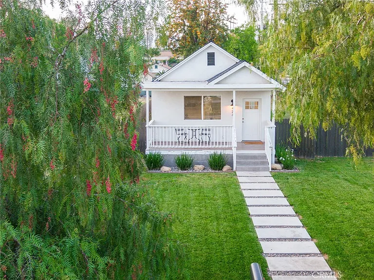 423 E Stuart Ave — Photo 1