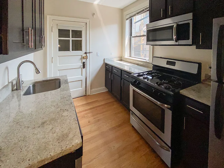 4715 1/2 N Leavitt St #2 — Photo 2