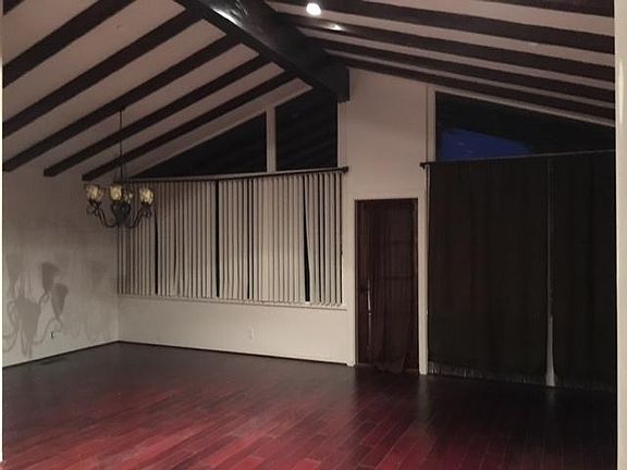 Living room/ dining area