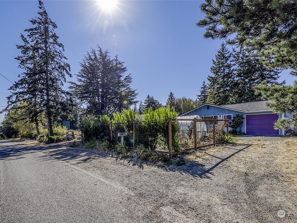 317 Thomas Street is centrally located near all Port Townsend services.  One of the Larry Scott Trailheads is ~1/4 mile down Thomas Street.  The east-facing home is afforded some privacy by the fenced front garden.>