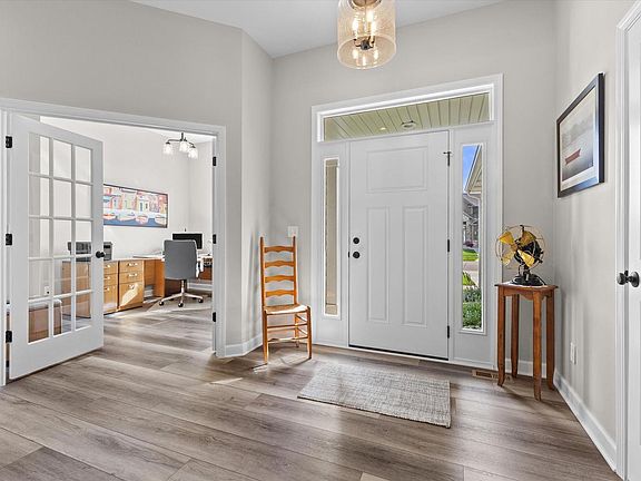 3rd image of 9154 Creekside CIRCLE
