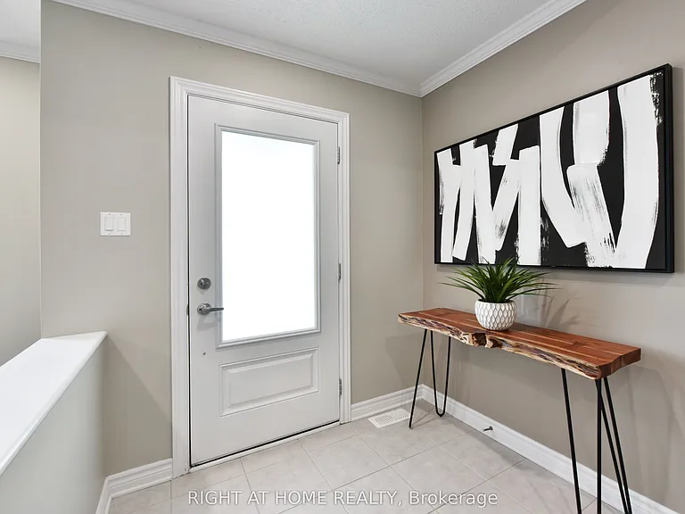 520 Silvertip Ln — Photo 2
