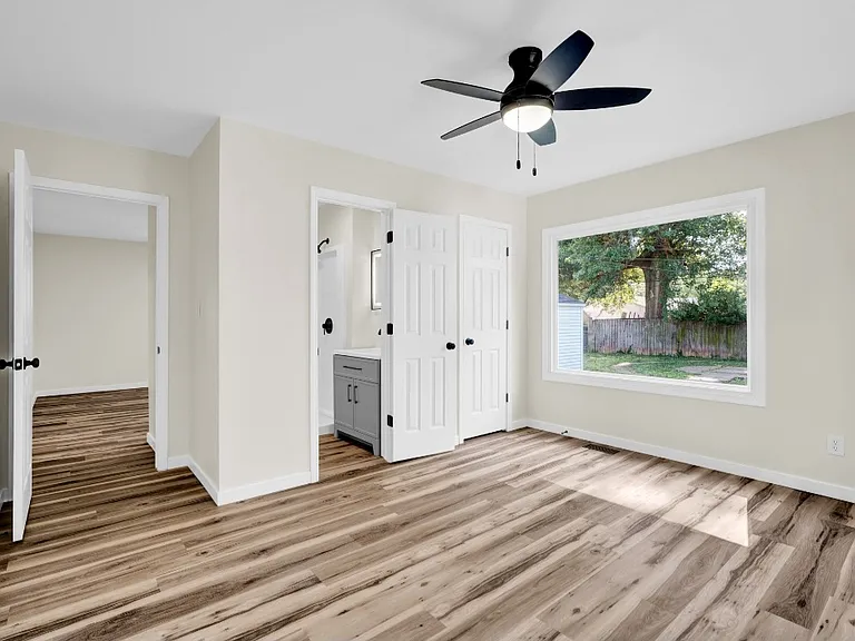 2205 S Lombard Ave — Photo 10