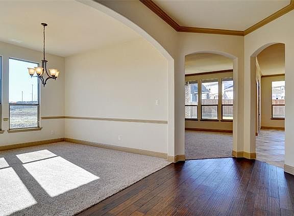 3rd image of 812 Silver Creek Dr