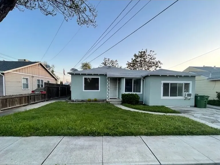 555 W Whittier Ave — Photo 3