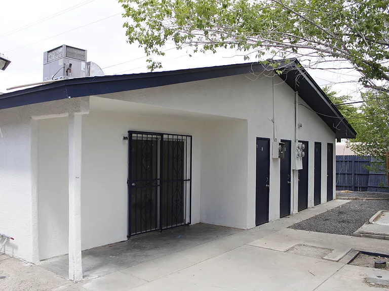 Renovated, Large UNM Area 2 Bed Apt w/ Washer / Dryer and Private Yard — Photo 13