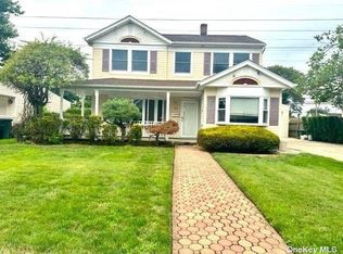 89 Hickory Ln, Levittown, NY 11756