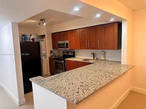 5th image of 450 Commodore Dr APT 204