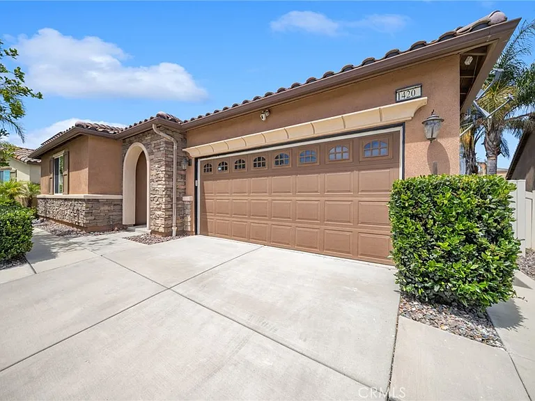 1420 Yarrow Ln — Photo 3