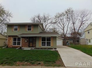 1707 Holiday Dr, Pekin, IL 61554