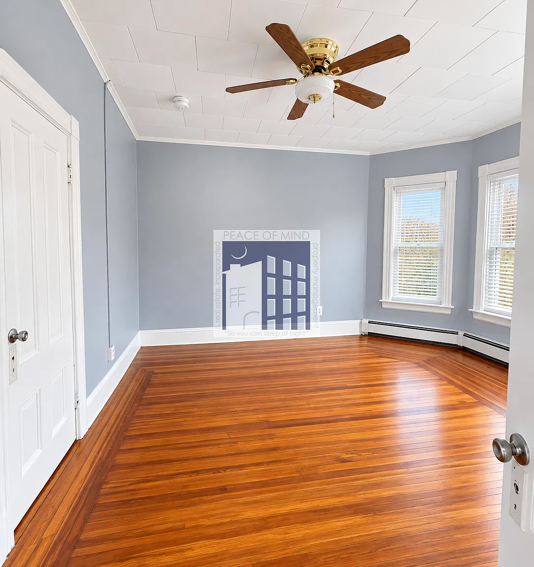 Lovely First Floor Unit with Hardwood Floors HHW Included only 1450 — Photo 4