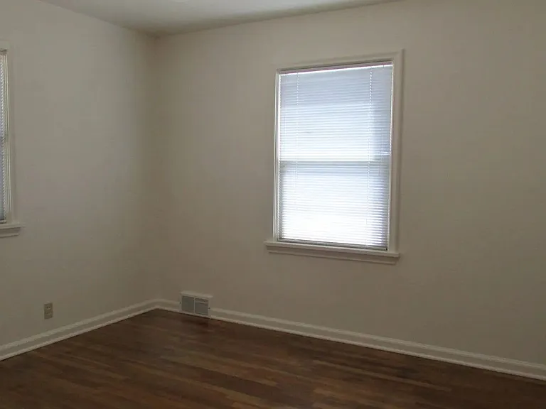 1456 E Elm St — Photo 7