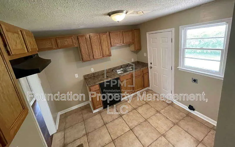 3 bed, 1.0 bath, 1025 sqft, $1,050 — Photo 4