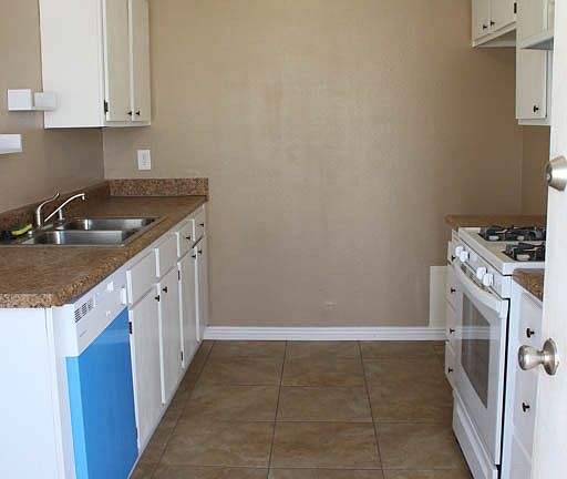 5th image of 1354 N Elderberry Ave