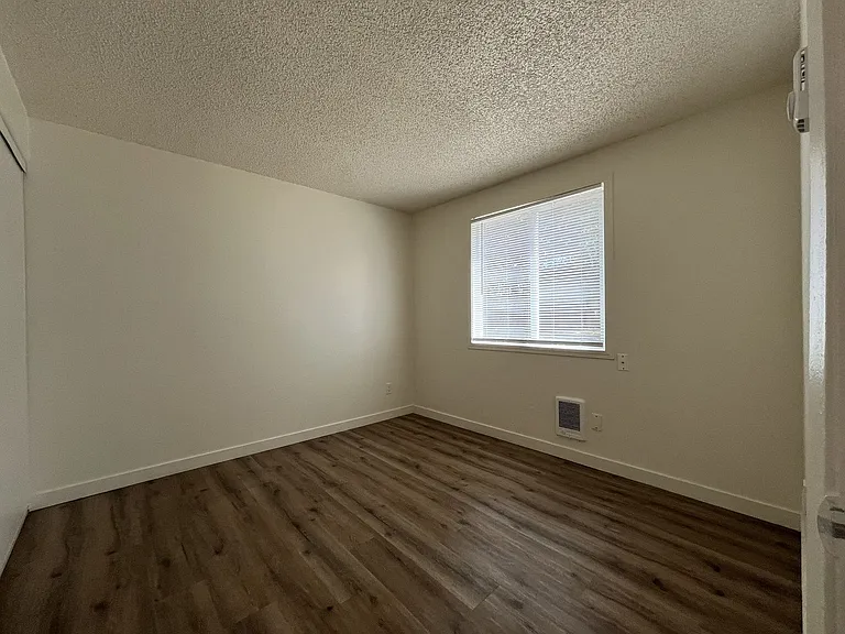 Spacious Corner Apartment with Three Bedrooms, Open Living Space & Modern Kitchen — Photo 24