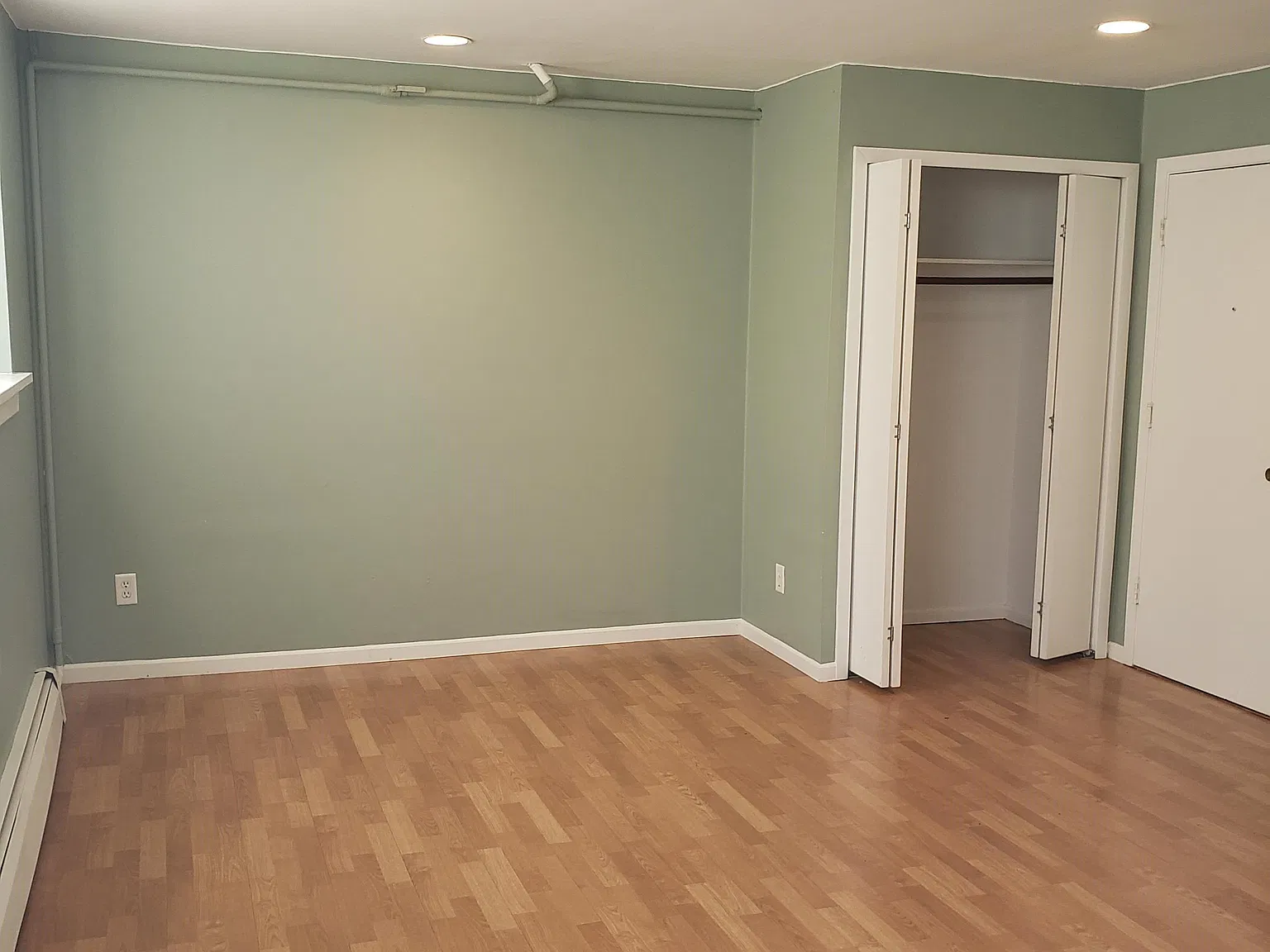 Studio, 300 sqft, $825 — Photo 1