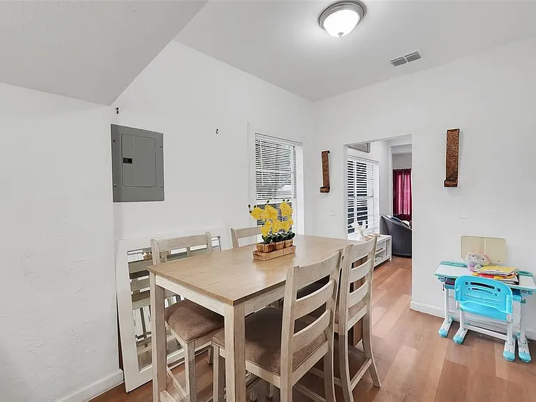 1313 4th St NE — Photo 6
