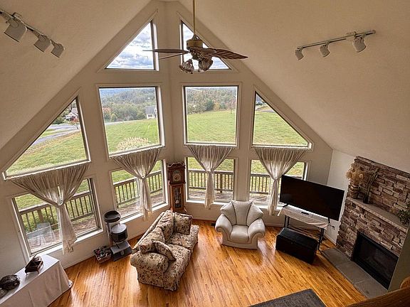 4th image of 348 Freezeland Manor Dr
