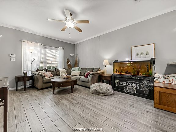 3rd image of 301 Sw Pkwy #352