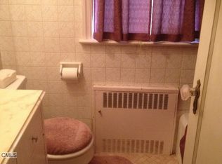 9 Roger Williams Rd, Bridgeport, CT 06610