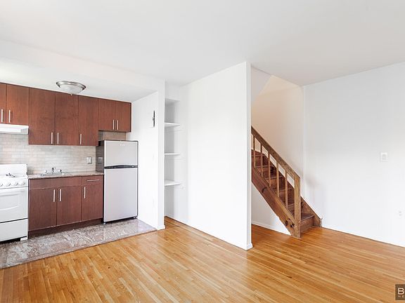 4th image of 207 E 27th St Ph B