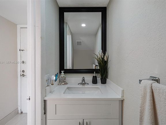 4th image of 1305 W 53rd St APT 429