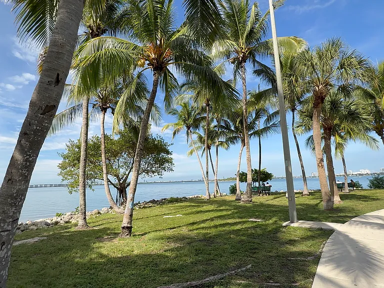 2000 N Bayshore Dr #201 — Photo 23