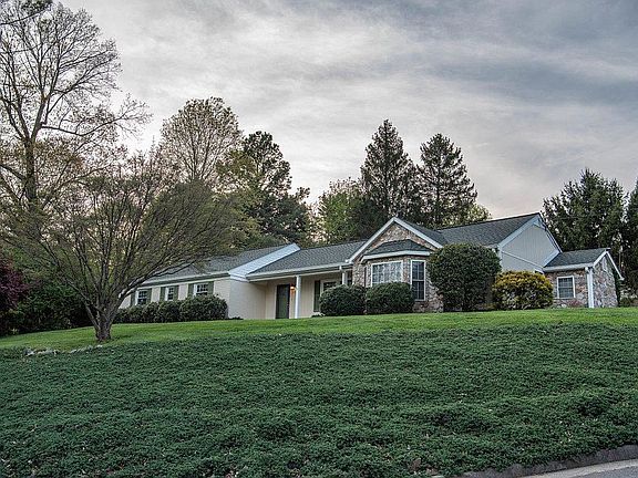 2nd image of 410 Knollwood Dr