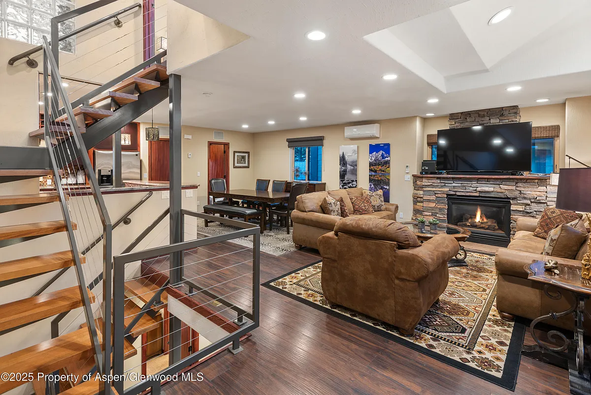 Building Photo - 650 S Monarch St #4