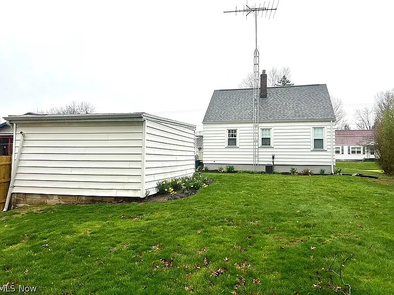229 Ingall Ave NW — Photo 2