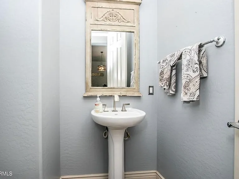 2560 E Wisteria Dr — Photo 18