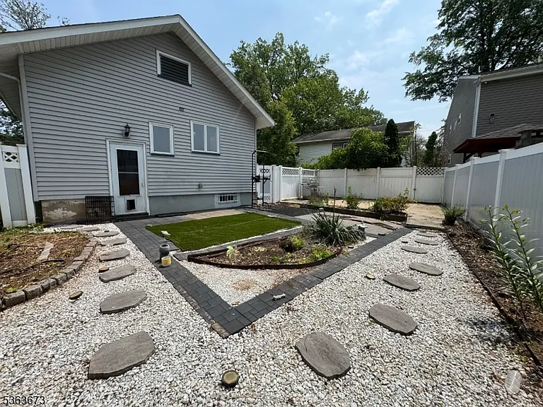 636 Linden Ave — Photo 20