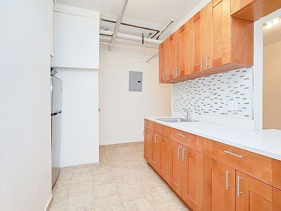 2nd image of 583 W 177th St #Be1