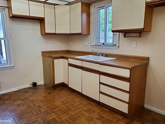 4th image of 23220 Ithaca Ave