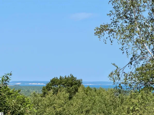 9 W Harbour Rdg, Maple City, MI 49664