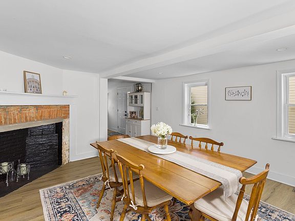 4th image of 16 E Burlington St