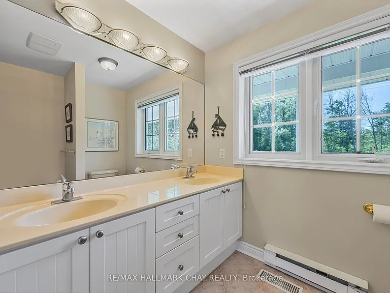 2653 Leonard St — Photo 22