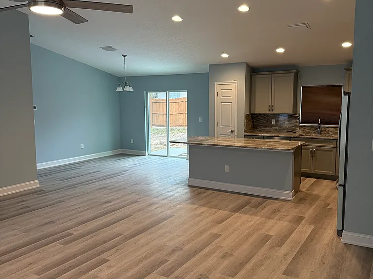 4423 NE 8th Pl — Photo 35
