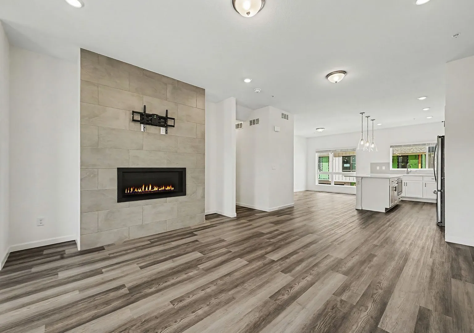 Modern Townhouse in Northfield Community — Photo 4