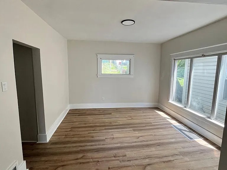 1714 Victoria Ave — Photo 7